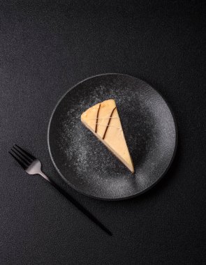 Bir dilim tatlı New York peynirli keki, tatlı, peynir ve vanilyalı turta. Tasarımınız için yemek arkaplanı olarak klasik cheesecake