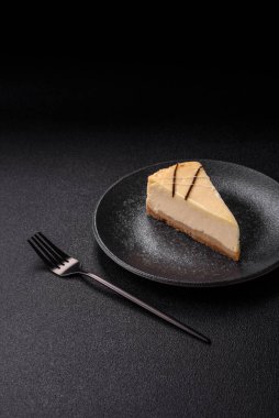 Bir dilim tatlı New York peynirli keki, tatlı, peynir ve vanilyalı turta. Tasarımınız için yemek arkaplanı olarak klasik cheesecake