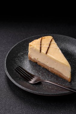Bir dilim tatlı New York peynirli keki, tatlı, peynir ve vanilyalı turta. Tasarımınız için yemek arkaplanı olarak klasik cheesecake