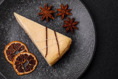 Bir dilim tatlı New York peynirli keki, tatlı, peynir ve vanilyalı turta. Tasarımınız için yemek arkaplanı olarak klasik cheesecake