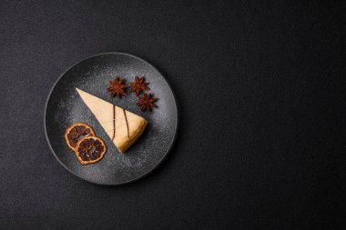 Bir dilim tatlı New York peynirli keki, tatlı, peynir ve vanilyalı turta. Tasarımınız için yemek arkaplanı olarak klasik cheesecake