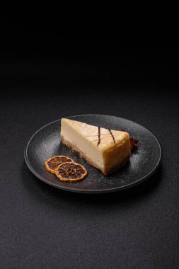 Bir dilim tatlı New York peynirli keki, tatlı, peynir ve vanilyalı turta. Tasarımınız için yemek arkaplanı olarak klasik cheesecake