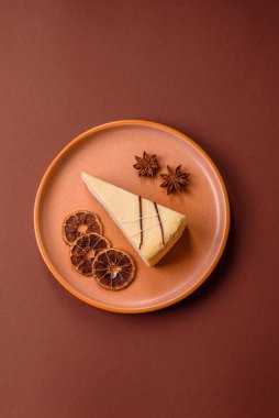 Bir dilim tatlı New York peynirli keki, tatlı, peynir ve vanilyalı turta. Tasarımınız için yemek arkaplanı olarak klasik cheesecake