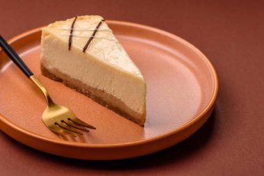 Bir dilim tatlı New York peynirli keki, tatlı, peynir ve vanilyalı turta. Tasarımınız için yemek arkaplanı olarak klasik cheesecake