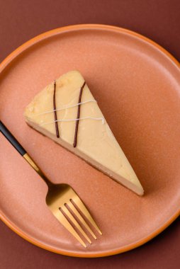 Bir dilim tatlı New York peynirli keki, tatlı, peynir ve vanilyalı turta. Tasarımınız için yemek arkaplanı olarak klasik cheesecake