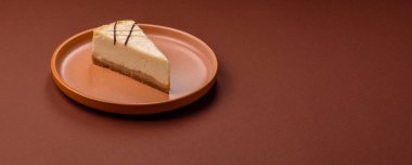 Bir dilim tatlı New York peynirli keki, tatlı, peynir ve vanilyalı turta. Tasarımınız için yemek arkaplanı olarak klasik cheesecake