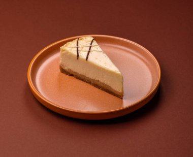Bir dilim tatlı New York peynirli keki, tatlı, peynir ve vanilyalı turta. Tasarımınız için yemek arkaplanı olarak klasik cheesecake