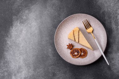 Bir dilim tatlı New York peynirli keki, tatlı, peynir ve vanilyalı turta. Tasarımınız için yemek arkaplanı olarak klasik cheesecake