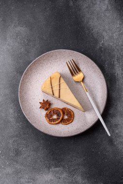 Bir dilim tatlı New York peynirli keki, tatlı, peynir ve vanilyalı turta. Tasarımınız için yemek arkaplanı olarak klasik cheesecake
