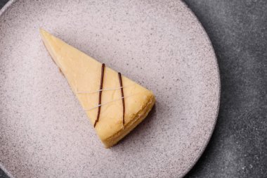 Bir dilim tatlı New York peynirli keki, tatlı, peynir ve vanilyalı turta. Tasarımınız için yemek arkaplanı olarak klasik cheesecake