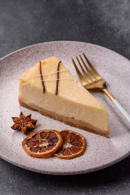 Bir dilim tatlı New York peynirli keki, tatlı, peynir ve vanilyalı turta. Tasarımınız için yemek arkaplanı olarak klasik cheesecake