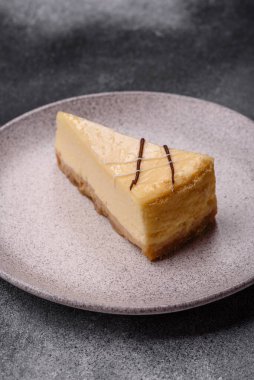 Bir dilim tatlı New York peynirli keki, tatlı, peynir ve vanilyalı turta. Tasarımınız için yemek arkaplanı olarak klasik cheesecake