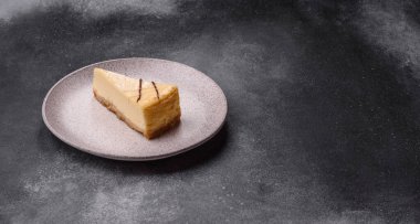 Bir dilim tatlı New York peynirli keki, tatlı, peynir ve vanilyalı turta. Tasarımınız için yemek arkaplanı olarak klasik cheesecake