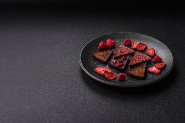 Çilekli, meyveli, lezzetli şekerli çikolatalı ev yapımı. Çikolatayı gıda arka planı olarak kullan