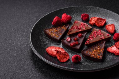 Çilekli, meyveli, lezzetli şekerli çikolatalı ev yapımı. Çikolatayı gıda arka planı olarak kullan