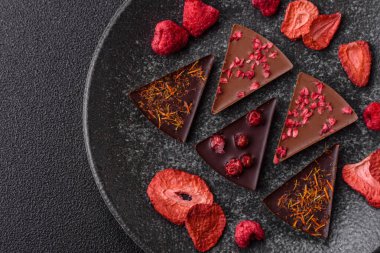 Çilekli, meyveli, lezzetli şekerli çikolatalı ev yapımı. Çikolatayı gıda arka planı olarak kullan