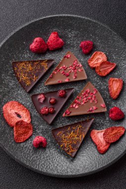 Çilekli, meyveli, lezzetli şekerli çikolatalı ev yapımı. Çikolatayı gıda arka planı olarak kullan