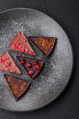 Çilekli, meyveli, lezzetli şekerli çikolatalı ev yapımı. Çikolatayı gıda arka planı olarak kullan