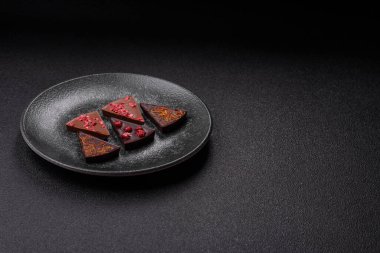 Çilekli, meyveli, lezzetli şekerli çikolatalı ev yapımı. Çikolatayı gıda arka planı olarak kullan