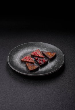 Çilekli, meyveli, lezzetli şekerli çikolatalı ev yapımı. Çikolatayı gıda arka planı olarak kullan