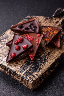 Çilekli, meyveli, lezzetli şekerli çikolatalı ev yapımı. Çikolatayı gıda arka planı olarak kullan