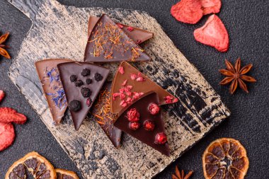 Çilekli, meyveli, lezzetli şekerli çikolatalı ev yapımı. Çikolatayı gıda arka planı olarak kullan