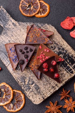 Çilekli, meyveli, lezzetli şekerli çikolatalı ev yapımı. Çikolatayı gıda arka planı olarak kullan