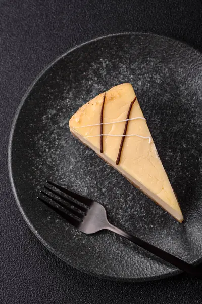 Bir dilim tatlı New York peynirli keki, tatlı, peynir ve vanilyalı turta. Tasarımınız için yemek arkaplanı olarak klasik cheesecake