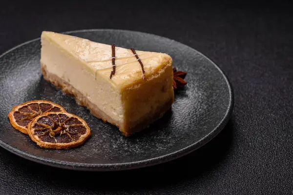 Bir dilim tatlı New York peynirli keki, tatlı, peynir ve vanilyalı turta. Tasarımınız için yemek arkaplanı olarak klasik cheesecake
