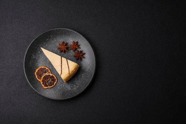 Bir dilim tatlı New York peynirli keki, tatlı, peynir ve vanilyalı turta. Tasarımınız için yemek arkaplanı olarak klasik cheesecake