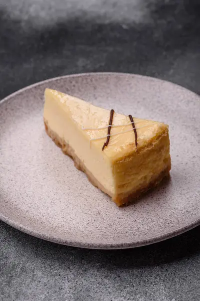 Bir dilim tatlı New York peynirli keki, tatlı, peynir ve vanilyalı turta. Tasarımınız için yemek arkaplanı olarak klasik cheesecake