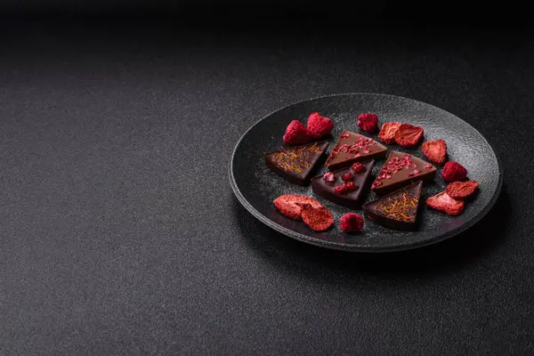 Çilekli, meyveli, lezzetli şekerli çikolatalı ev yapımı. Çikolatayı gıda arka planı olarak kullan