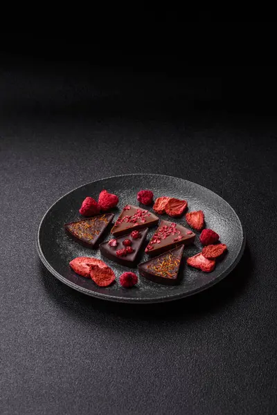 Çilekli, meyveli, lezzetli şekerli çikolatalı ev yapımı. Çikolatayı gıda arka planı olarak kullan