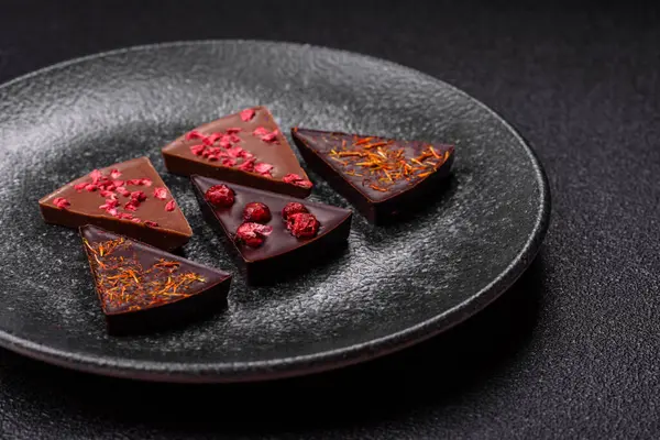 Çilekli, meyveli, lezzetli şekerli çikolatalı ev yapımı. Çikolatayı gıda arka planı olarak kullan