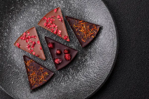 Çilekli, meyveli, lezzetli şekerli çikolatalı ev yapımı. Çikolatayı gıda arka planı olarak kullan