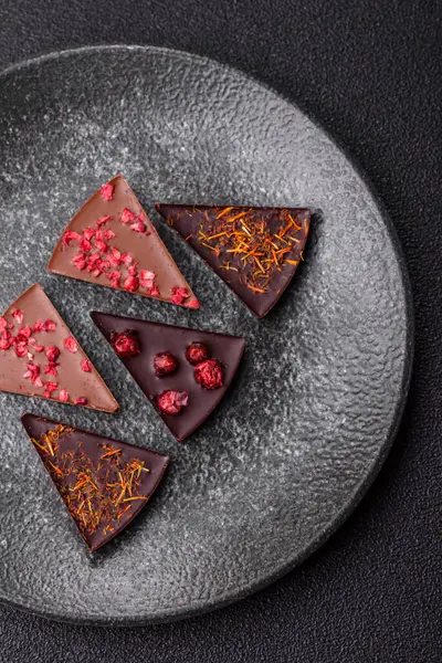 Çilekli, meyveli, lezzetli şekerli çikolatalı ev yapımı. Çikolatayı gıda arka planı olarak kullan