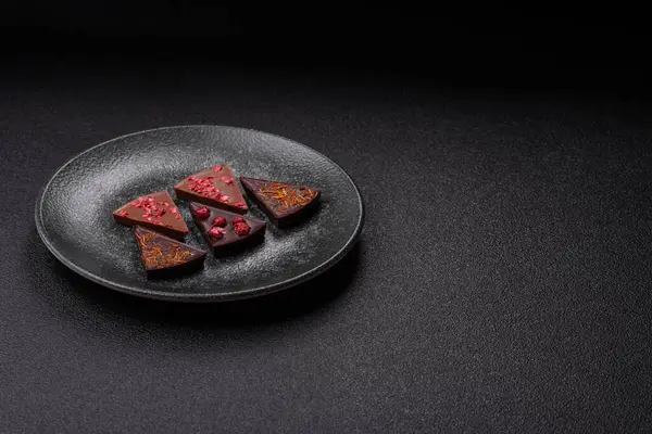 Çilekli, meyveli, lezzetli şekerli çikolatalı ev yapımı. Çikolatayı gıda arka planı olarak kullan