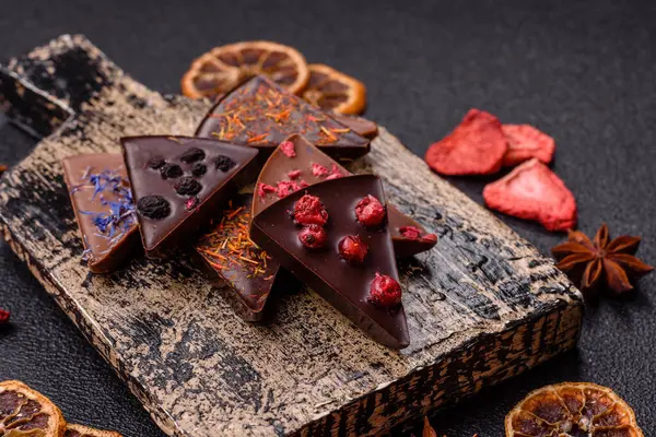 Çilekli, meyveli, lezzetli şekerli çikolatalı ev yapımı. Çikolatayı gıda arka planı olarak kullan