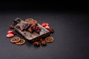 Çilekli, meyveli, lezzetli şekerli çikolatalı ev yapımı. Çikolatayı gıda arka planı olarak kullan