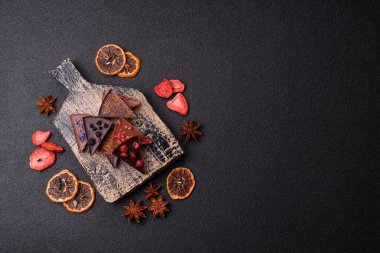 Çilekli, meyveli, lezzetli şekerli çikolatalı ev yapımı. Çikolatayı gıda arka planı olarak kullan