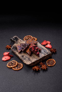 Çilekli, meyveli, lezzetli şekerli çikolatalı ev yapımı. Çikolatayı gıda arka planı olarak kullan