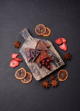 Çilekli, meyveli, lezzetli şekerli çikolatalı ev yapımı. Çikolatayı gıda arka planı olarak kullan