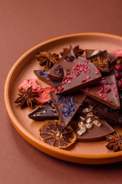 Çilekli, meyveli, lezzetli şekerli çikolatalı ev yapımı. Çikolatayı gıda arka planı olarak kullan