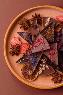 Çilekli, meyveli, lezzetli şekerli çikolatalı ev yapımı. Çikolatayı gıda arka planı olarak kullan