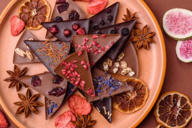 Çilekli, meyveli, lezzetli şekerli çikolatalı ev yapımı. Çikolatayı gıda arka planı olarak kullan