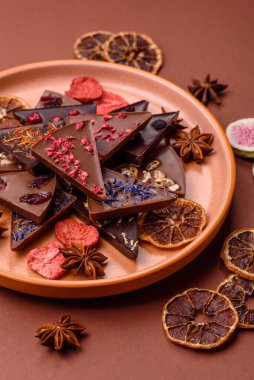 Çilekli, meyveli, lezzetli şekerli çikolatalı ev yapımı. Çikolatayı gıda arka planı olarak kullan