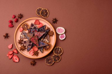 Çilekli, meyveli, lezzetli şekerli çikolatalı ev yapımı. Çikolatayı gıda arka planı olarak kullan