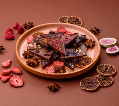 Çilekli, meyveli, lezzetli şekerli çikolatalı ev yapımı. Çikolatayı gıda arka planı olarak kullan