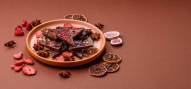 Çilekli, meyveli, lezzetli şekerli çikolatalı ev yapımı. Çikolatayı gıda arka planı olarak kullan