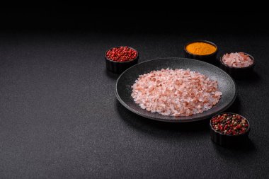 Yemek olarak tuz pembesi Himalaya kristalleri, banyo ya da aromaterapi için. Tasarımınız için gıda arkaplanı olarak pembe tuz